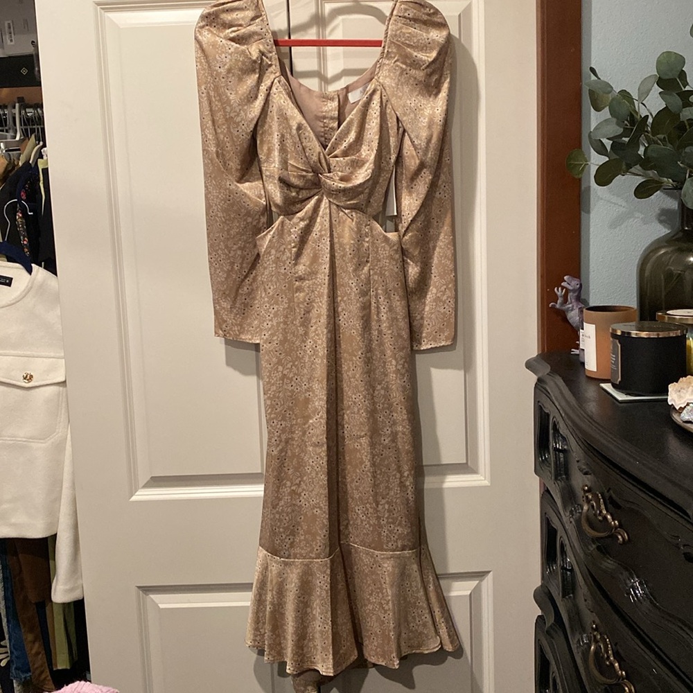 NWT Astr The Label Lainie Long Sleeve Dress. Tie Back. Silky. Size Small. Taupe. - Picture 7 of 11
